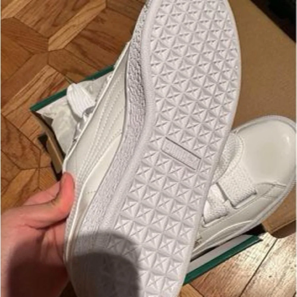 Puma sneaker with large bowknot US9.5 - Picture 2 of 6